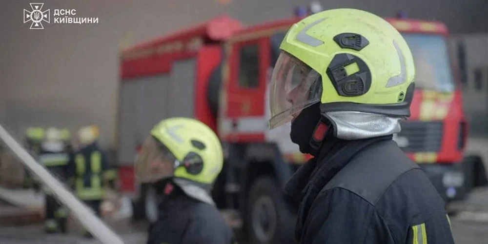 Наслідки удару балістикою на Київщині, фото ДСНС