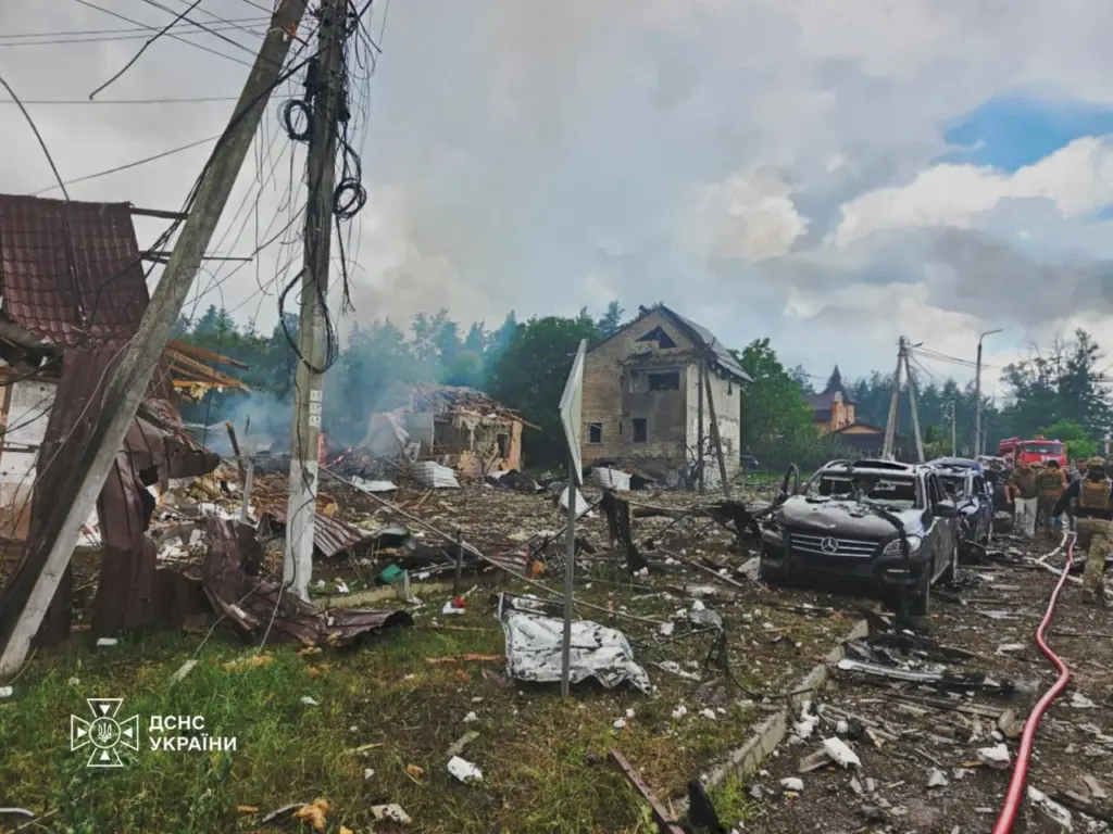 Очільник Київської ОВА підтвердив наслідки удару рф: 27 будинків і 44 авто