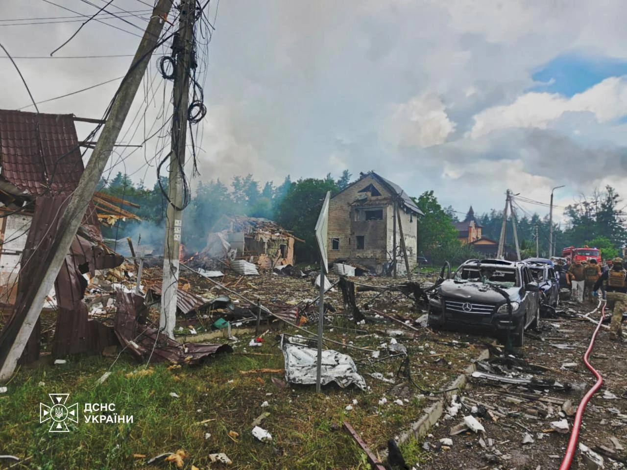 Пошкоджені будинки та автомобілі в Бучанському районі Київської області після російського балістичного удару, робота