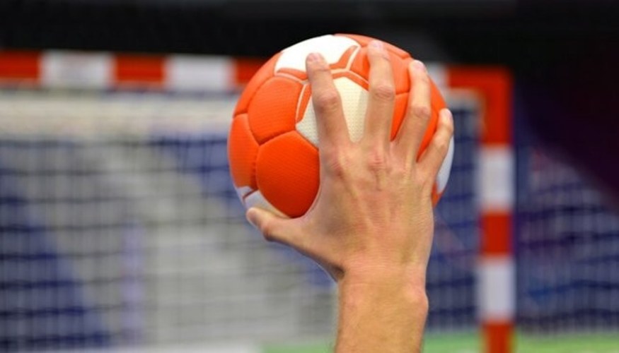 Логотип Міжнародної федерації гандболу (IHF) на тлі рішення про допуск збірної Росії