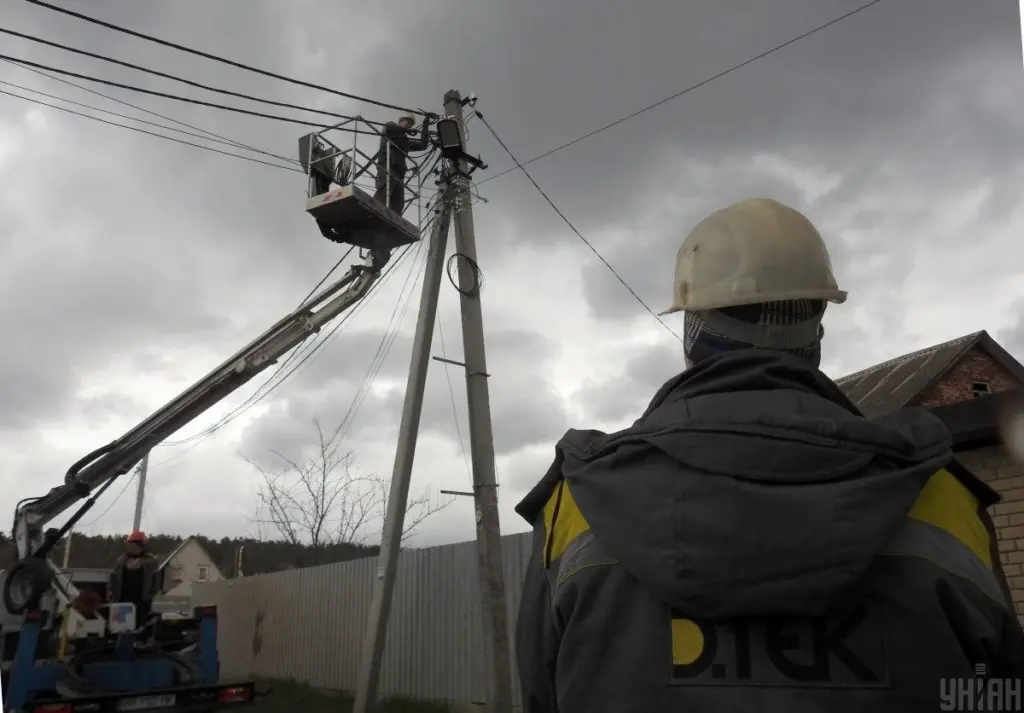 Підсумки тижня ДТЕК: понад 650 тисяч родин отримали світло після обстрілів