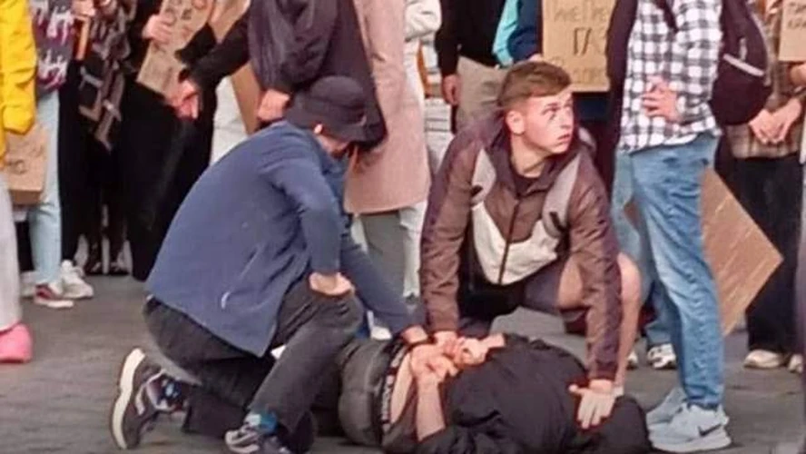 Поліція біля пам'ятника Тарасу Шевченку у Львові після затримання нападника з ножем