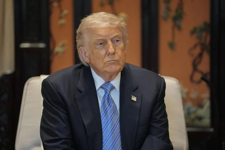 Дональд Трамп на борту літака Air Force One під час спілкування з журналістами 27 липня