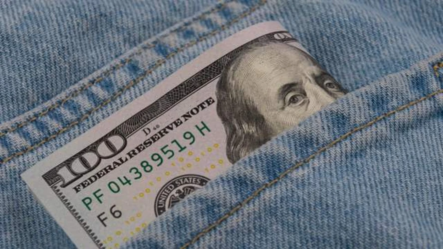 Банкноти євро на тлі символіки валютного ринку України