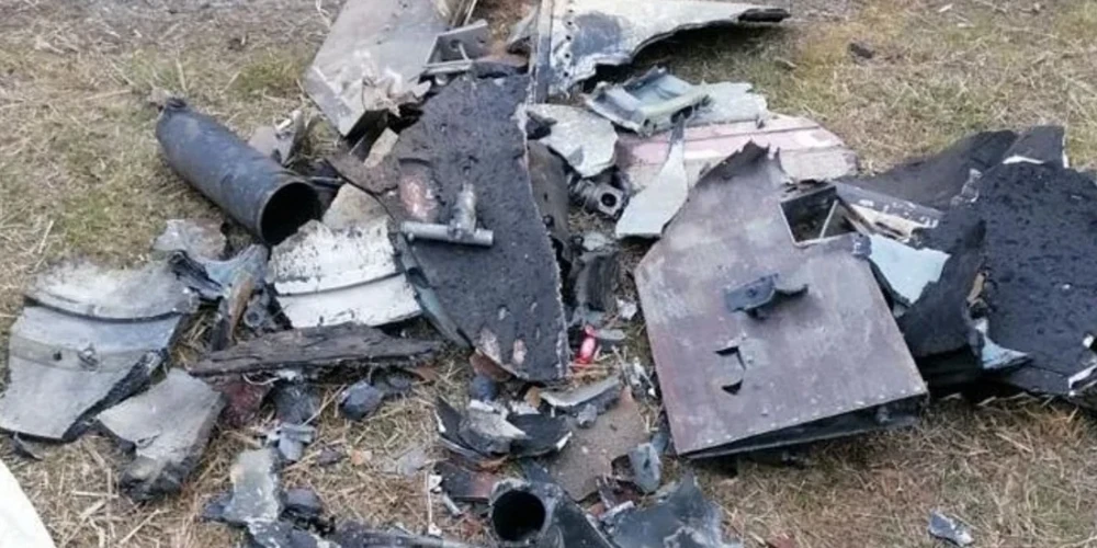 Вирва та уламки неідентифікованого об'єкта в полі в Люблінському воєводстві Польщі