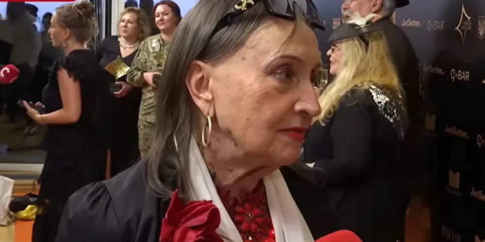 Лариса Кадочникова та Ада Роговцева; кадр з фільму «Ну мам» за участю Роговцевої та Ахтема Сеітаблаєва