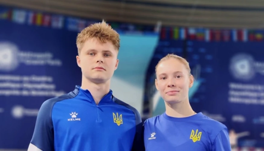 Кірілл Болюх виконує стрибок з 3-метрового трампліна на чемпіонаті Європи-2026 у Парижі