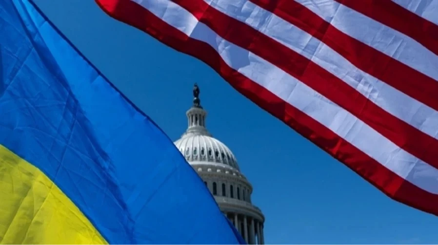 Дональд Трамп на тлі символіки розвідувальної співпраці США та України