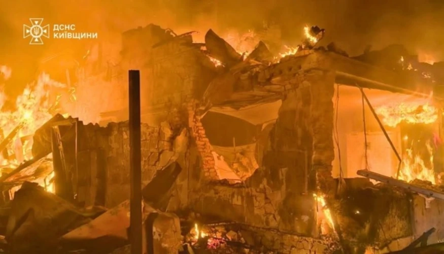 Наслідки удару дронів у Броварському районі: пошкоджені приватний будинок, господарські споруди та автомобілі, пожежа на