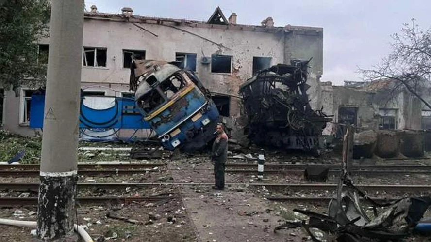 Пошкоджений локомотив пасажирського поїзда «Суми – Київ» після влучання безпілотника на Сумщині
