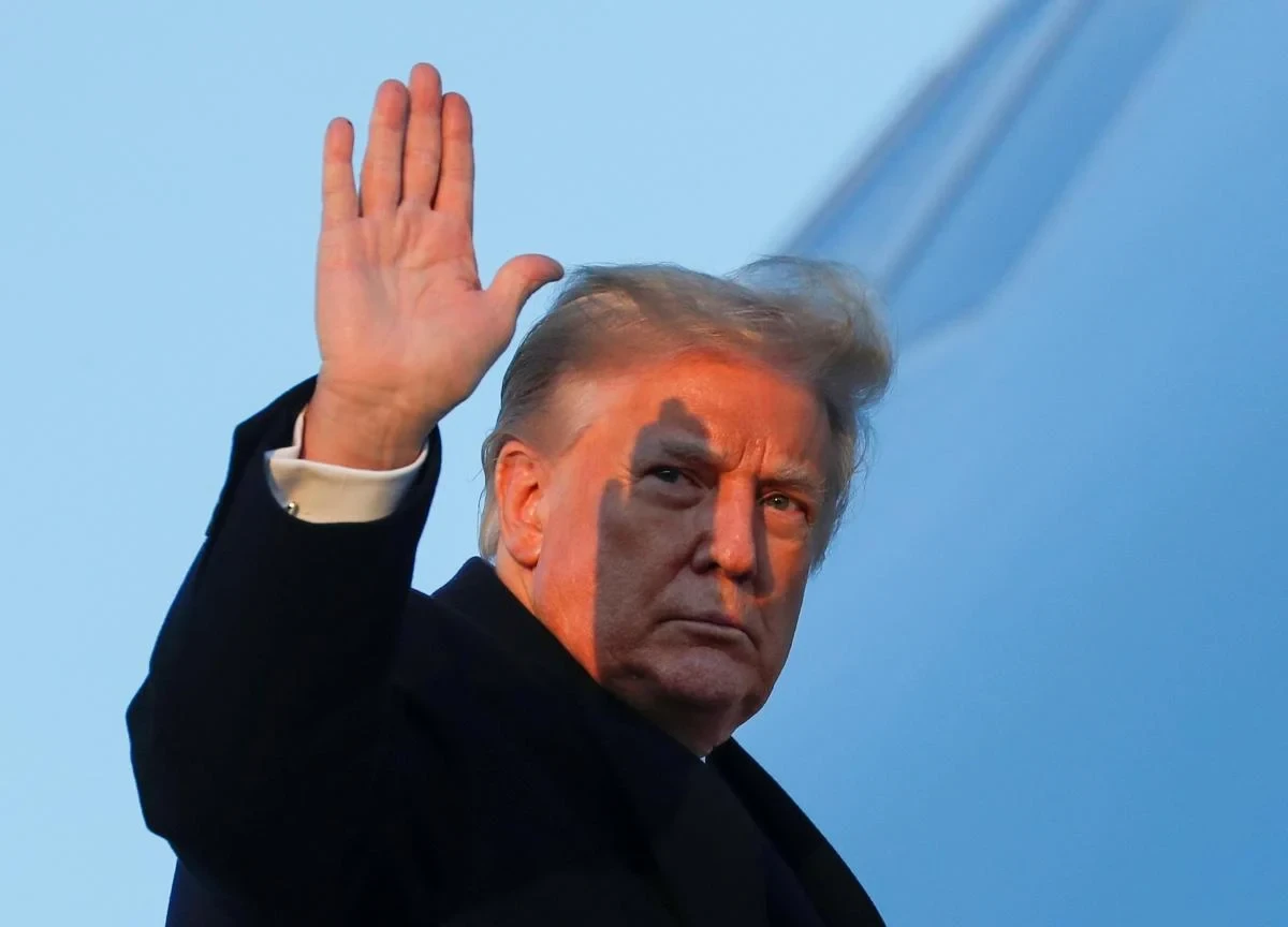 Президент США Дональд Трамп на тлі військового літака C-32A та старого Air Force One (за матеріалами REUTERS)