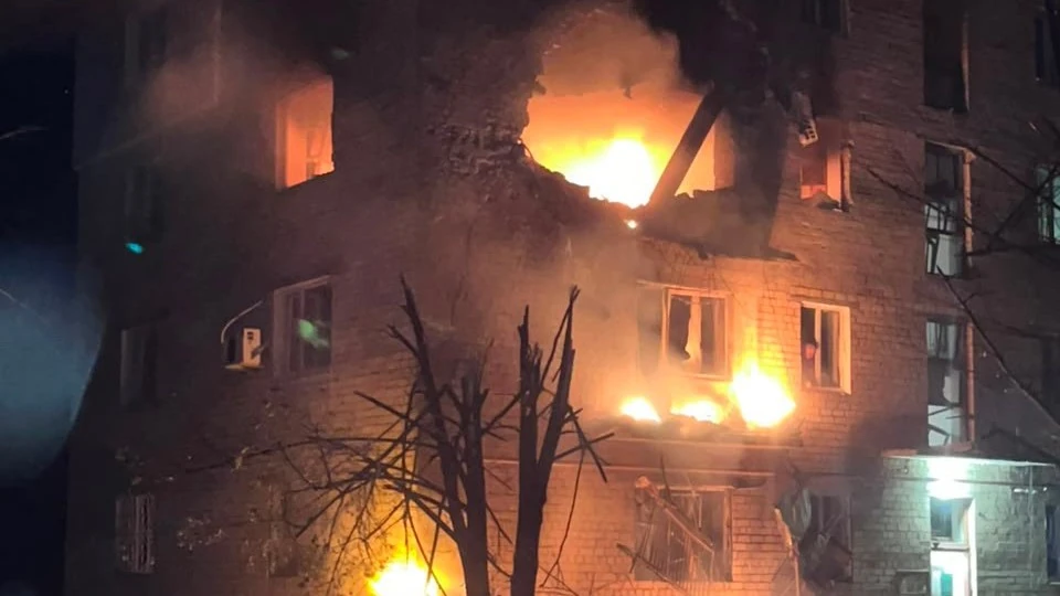 Наслідки удару по багатоповерховому будинку в Марганці вночі 15 серпня