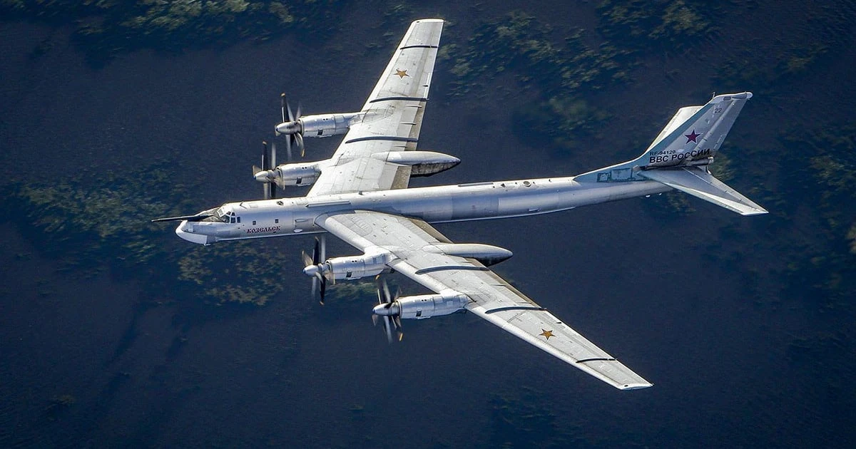 Російський бомбардувальник-ракетоносій Ту-95МС на аеродромі «Енгельс»