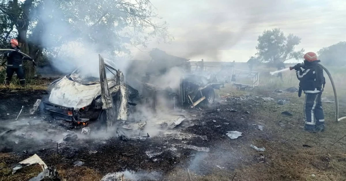 Автомобіль працівників ДТЕК після удару російського безпілотника на Одещині 25 вересня