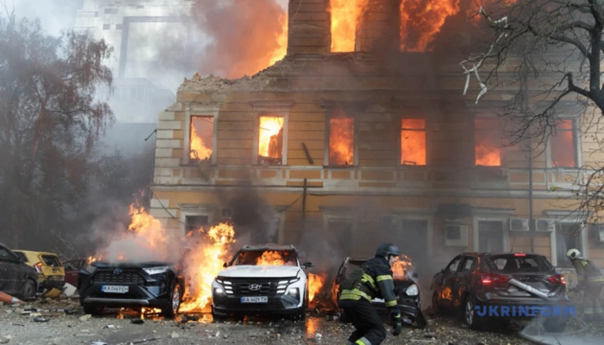 У Києві після удару БПЛА по будівлі НАНУ триває рятувальна операція