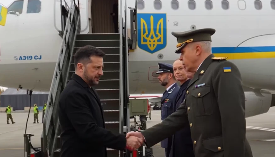 Літак президента України приземлився в Осло, Зеленський зходить трапом на злітно-посадкову смугу