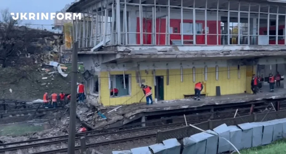 Пошкоджені конструкції та колії станції метро «Чернігівська» в Києві після удару