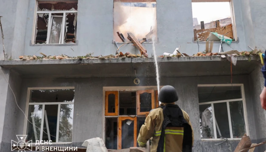 Наслідки падіння уламків російського БпЛА на навчальний заклад у центрі Рівного