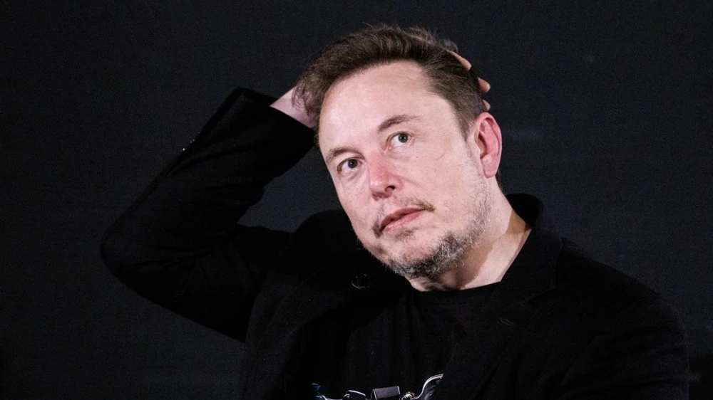 Супутникова антена Starlink на тлі військового обладнання